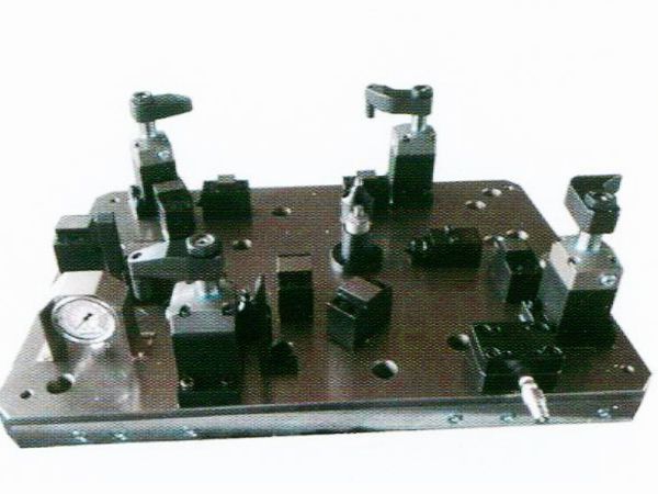 齒(chi)輪(lun)室(shi)罩(zhao)蓋液(ye)壓(ya)裌(jia)具(ju)